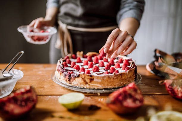 طرز تهیه کیک تولد خانگی + ایده های تزئین 1404