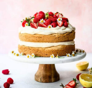 کیک اسفنجی توت فرنگی